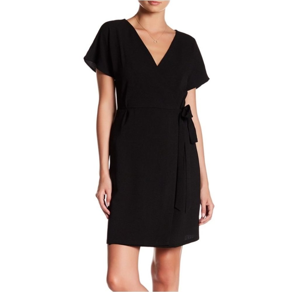 BOBEAU SHORT SLEEVE CREPE WRAP DRESS
